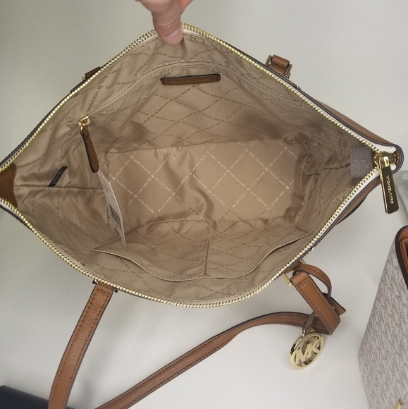 Michael Kors 2 PCS Should Purse Bag Charm Pom NWT - Picture 13 of 14